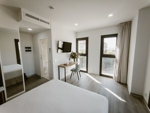 Deluxe Double Room, Balcony | Premium bedding, minibar, in-room safe, desk - Petit Palace Vargas (Seville)