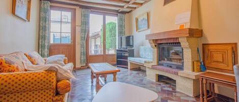 TV, fireplace