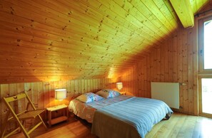 4 bedrooms, travel crib, free WiFi, bed sheets