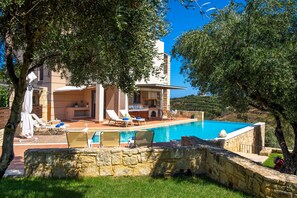 Outdoor pool - Luxury modern villa near the beach with huge swimming pool and panoramic view (Στάλος)