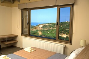 5 makuuhuonetta, tallelokero huoneessa, työpöytä, silitysrauta/-lauta