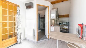 A compact kitchen with a microwave, toaster, and a small refrigerator. - Le Gite du Pigeonnier (VILLENAUXE LA GRANDE)