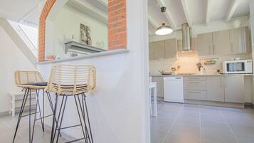 微波爐、洗碗機、高腳椅