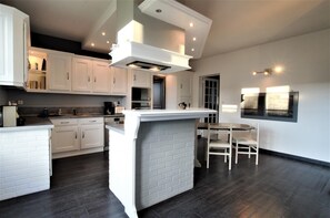 Een microgolfoven, een oven, een vaatwasser