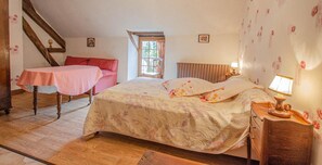 3 bedrooms, travel crib, free WiFi, bed sheets