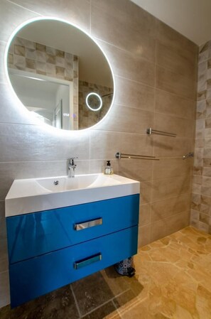 Shower, towels