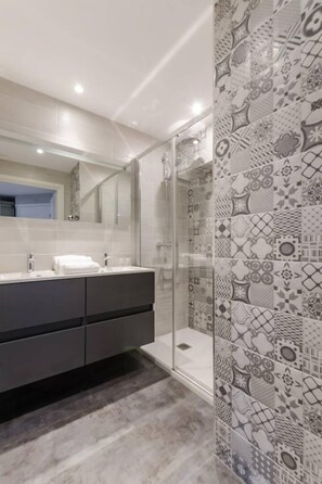 Een douche, handdoeken