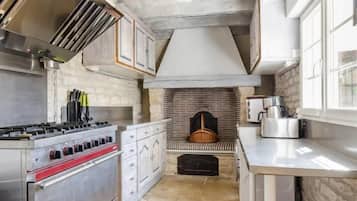 Microonde, lavastoviglie, seggiolone