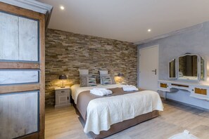 6 bedrooms, travel cot, free WiFi