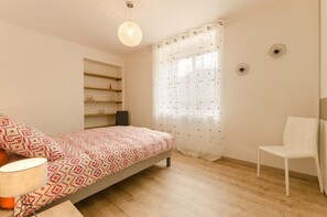 4 slaapkamers, een strijkplank/strijkijzer, reisbedje, gratis wifi