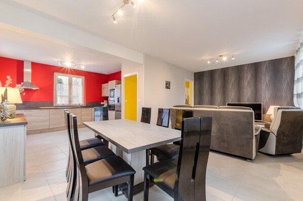 Un apartamento moderno con comedor, cocina y sala de estar.