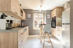 Mikrowelle, Ofen, Geschirrspüler, Hochstuhl