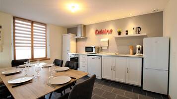 微波爐、洗碗機、高腳椅