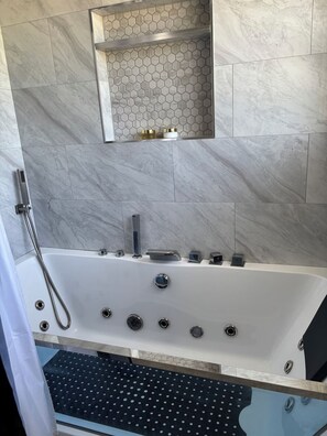 Baignoire à remous, séchoir à cheveux, serviettes fournies
