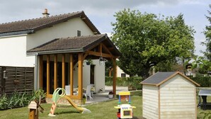 A house with a covered patio, a play area with a slide, and a small shed. - Le Nid - Rouilly Sacey (ROUILLY SACEY)