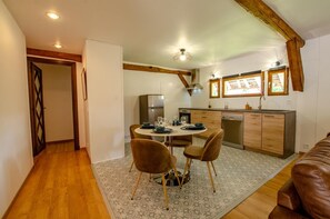 Dining - The TM House - The Stables (DOSCHES)