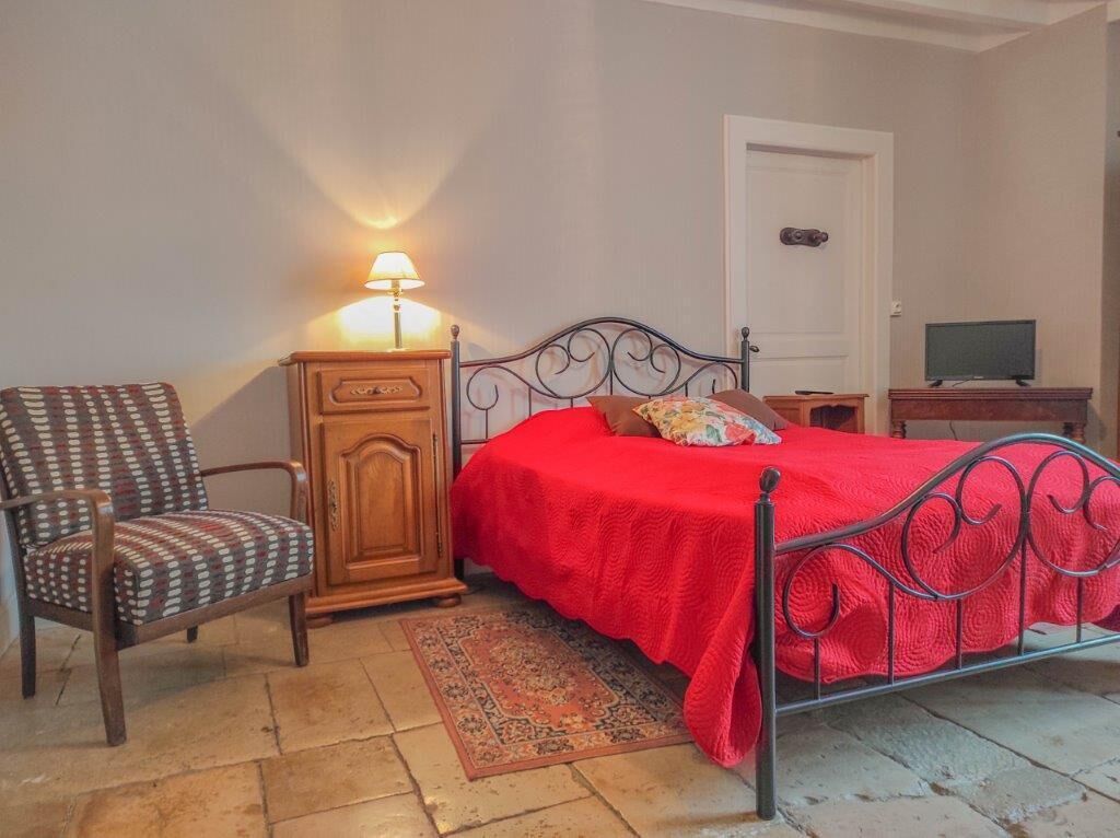 5 bedrooms, travel cot