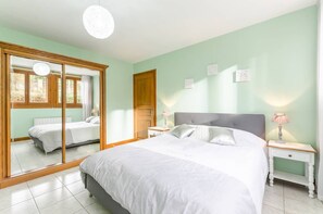 2 bedrooms, travel crib, free WiFi