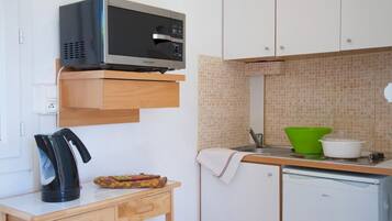 KĂŒhlschrank, Mikrowelle, Hochstuhl