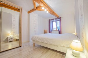 4 bedrooms, travel cot, free WiFi, wheelchair access