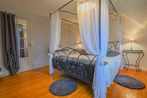 4 bedrooms, travel cot, free WiFi, bed sheets