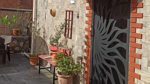 Un bâtiment doté d’une marquise rouge sur laquelle on peut lire « YAKAHOTEL » et d’une porte noire décorative.