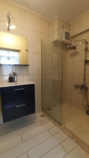Habitación Deluxe doble, 1 cama de matrimonio | Baño | Artículos de higiene personal gratuitos, secador de pelo y toallas