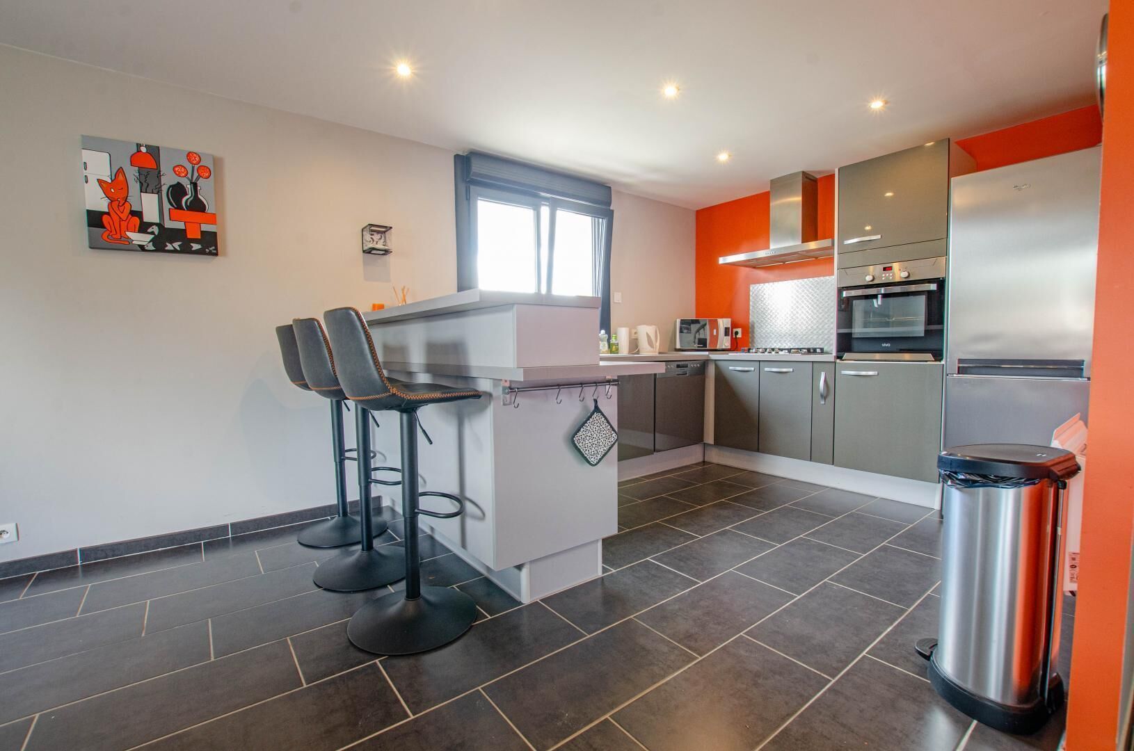 Mikroaaltouuni, astianpesukone, syöttötuoli