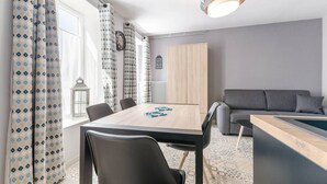 Una habitación moderna con una mesa de comedor, sillas, un sofá y una mesa de billar.