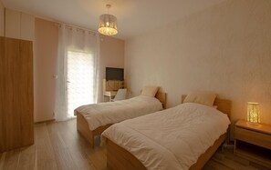 3 bedrooms, travel cot, free WiFi, bed sheets