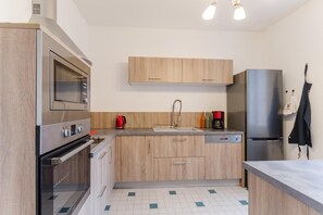 Microondas, lavavajillas y trona infantil