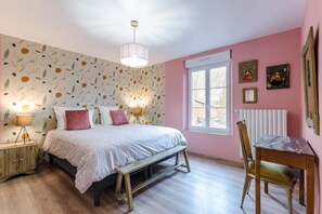 6 bedrooms, travel crib, free WiFi