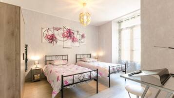 4 habitaciones, tabla de planchar con plancha y cuna de viaje