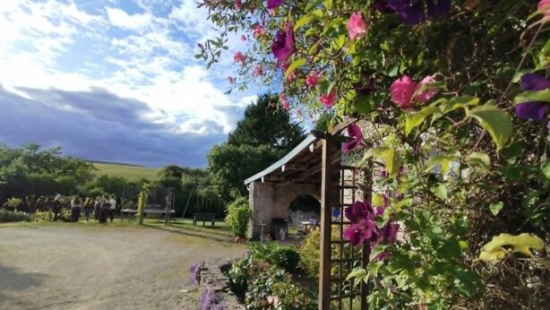 A rustic stone building with a wooden pergola and flowering vines. - La Clémenceraie - Baroville (BAROVILLE)