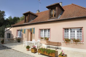 Outdoor dining - Les Saules Calais - Saint Remy Sous Barbuise (SAINT REMY SOUS BARBUISE)
