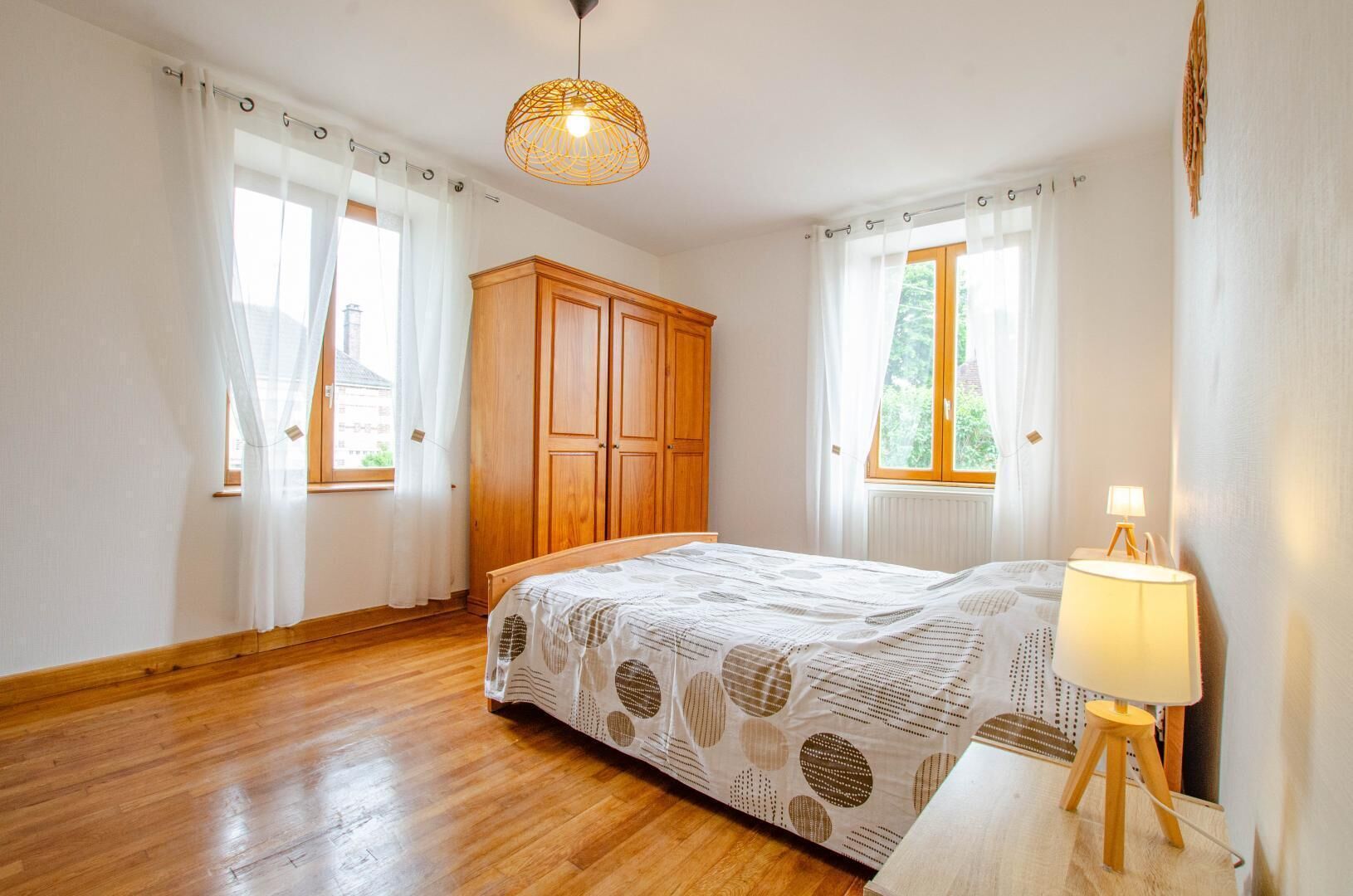 2 dormitorios, cuna de viaje, ropa de cama