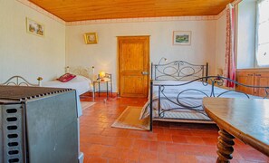 2 bedrooms, travel crib, free WiFi