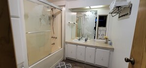 Combined shower/bathtub, hair dryer, towels, soap - Penguin Cabin The Utmost Family Mt Rainier Getaway (Ashford)