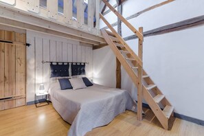 6 bedrooms, travel crib, free WiFi