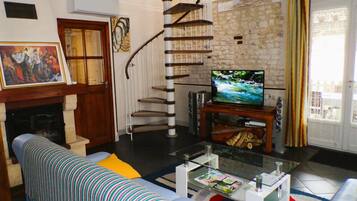 TV, fireplace