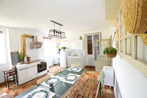 Mikrobølgeovn og høy barnestol