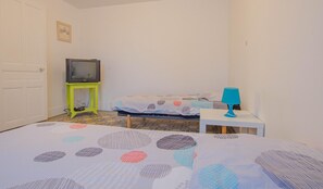 4 bedrooms, free WiFi - House (CHAMPFLEURY)