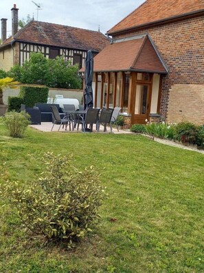 Outdoor dining - Le Messager - Pougy - Gîte (POUGY)