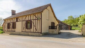 Il s’agit d’un bâtiment traditionnel à colombages, doté de fondations en pierre, d’un toit à deux versants et d’un petit porche.
