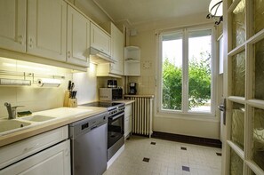 Micro-ondes, lave-vaisselle, chaise haute