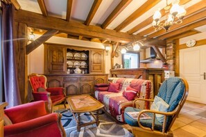 Televisión y chimenea 