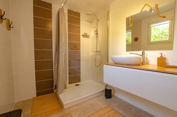 Douche, serviettes fournies