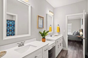 Tina, secadora de cabello, toallas, papel de baño 