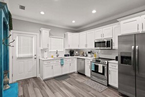 Fridge, microwave, oven, stovetop - 💥Gated community 🌟3 bedroom 🧘🏽Serenity & Comfort⚡️ (Brunswick)