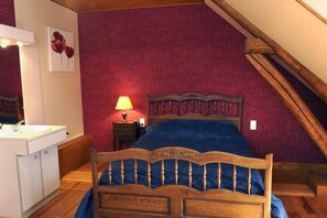 2 bedrooms, travel crib, free WiFi